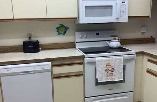 Grove City Condo | Near Beaches! UPDATED! Peaceful Forest Park Condo 2 bd 2 bth. Heat comm pool