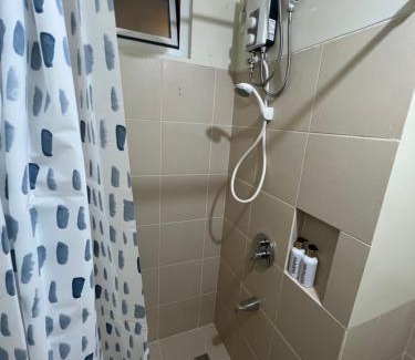 Kapitolyo Apartment | Near Bgc Makati Ortigas 1Br Wi-Fi Netflix balcony