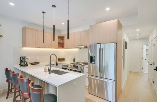 Arefth Condo | Near Biotechs & MIT: Cozy Condo w/Fireplace