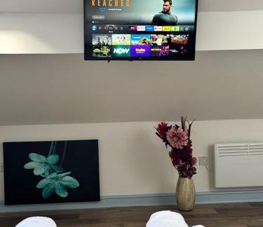 Smethwick Apartment | Near Birmingham - Stylish Loft - Free Parking