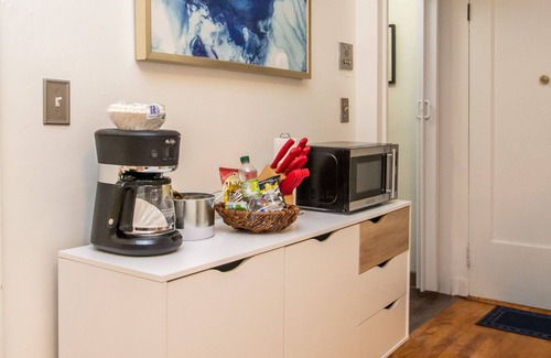 Coolidge Corner South Side Apartment | Near Boston Children’s, Brigham, Dana-Farber, BI