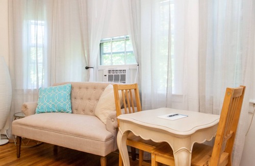 Coolidge Corner South Side Apartment | Near Boston Children’s, Brigham, Dana-Farber, BI