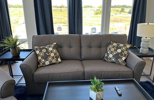 Madison Apartment | Near Downtown | Kid & Pet Friendly | Garage | W/D