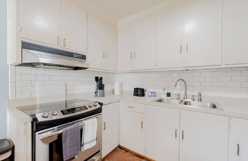 Columbia House | Near Downtown & On the Water! Sweet Retreat!