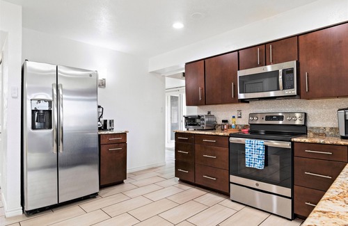 Plano House | Near Highways, Family Friendly, Tesla Charger, Foosball, Grill, Garage, Dart