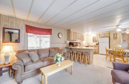 Munds Park Cabin | Near Hiking Trails: Tranquil Cabin in Munds Park!