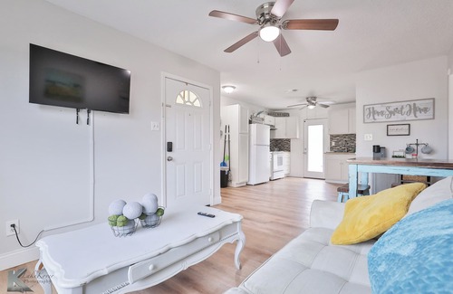 Abilene House | Near HSU, ACU & Hendrick ~ Clean ~ Charming Cottage ~ New Discounts ~ Dogs