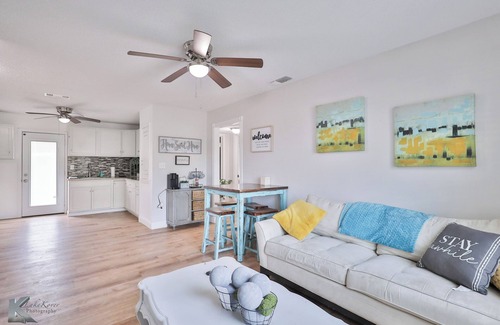 Abilene House | Near HSU, ACU & Hendrick ~ Clean ~ Charming Cottage ~ New Discounts ~ Dogs