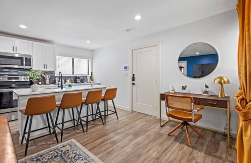 Oak Lawn Apartment | Near Medical District & Walkable to Oak Lawn Bars