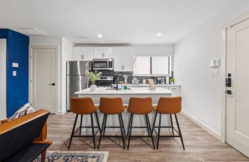 Oak Lawn Apartment | Near Medical District & Walkable to Oak Lawn Bars