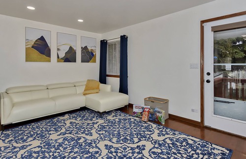 Round Lake Beach House | Near Naval Base! Modern Ranch Getaway w. Pool Table, Netflix, Games, Desks!