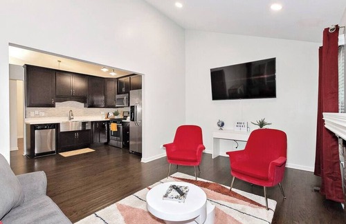 Mundelein House | Near Naval Base! Stylish Getaway w Netflix, Games, WiFi