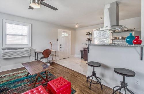 Lincoln Terrace Apartment | Near OU Medical Bricktown an Artist Apartment