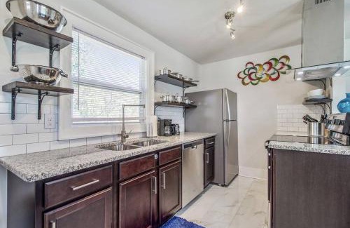 Lincoln Terrace Apartment | Near OU Medical Bricktown an Artist Apartment