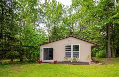 Findley Lake Cottage | Near Peak N' Peak Findley Lake Cozy Cottage