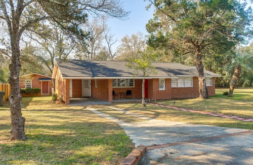 Waycross House | Near Shops and Eats Home with Large Yard in Waycross!