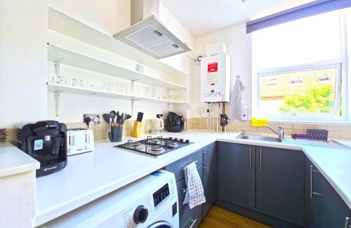 Abbey Apartment | Near South Wimbledon Station, 2BR, Sleep 7, King beds