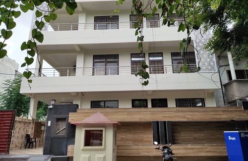 Gomti Nagar Apartment | Near Taj Hotel | Self-Cooking + Free Breakfast