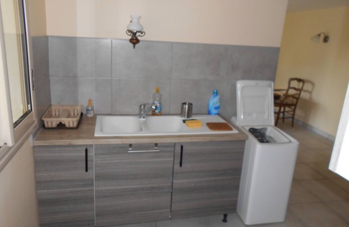Revel House | Near the city center, many shops within walking distance.