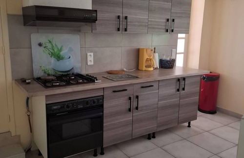 Revel House | Near the city center, many shops within walking distance.