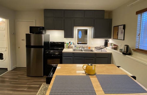 University Area Apartment | Near the hospital, and trails. Local Alaskan hosts!
