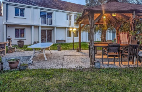 Port-Sainte-Marie House | Near the river Garonne welcomes you this spacious and family-friendly cottage with a large garden.