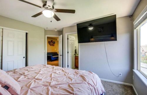 Commerce City House | Near to DIA Airport retreat And 20 Min To Downtown Denver