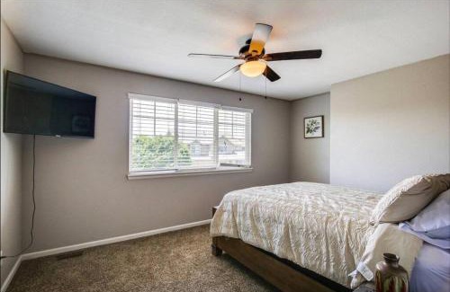 Commerce City House | Near to DIA Airport retreat And 20 Min To Downtown Denver