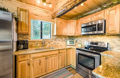Ponderosa Pines House | Near Town W/Scenic Deck, Hot tub, Free WiFi, Full Kitchen & More