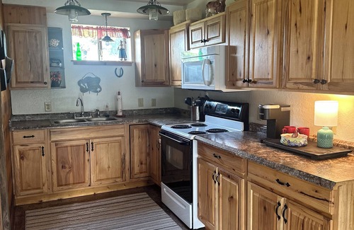 Hennepin House | Near Turner Falls, Arbuckle Lake, Chickasaw National Park, & CrossBar Ranch.