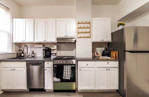 Shadyside House | Near UPMC, CMU, Pitt & Walnut + Free Parking