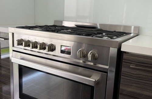 Laverton House | Nearby beaches. Stunning front & back yard. Super close to shops.
