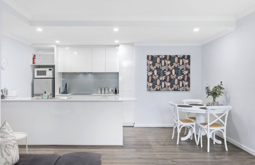 East Perth Apartment | Neat 1BR apartment w/balcony in superb East Perth Village