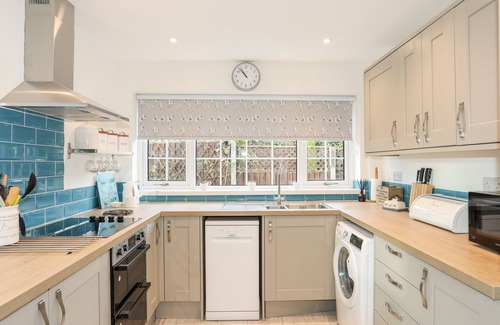 Pentraeth House | NEAUDD WEN, pet friendly, country holiday cottage in Benllech