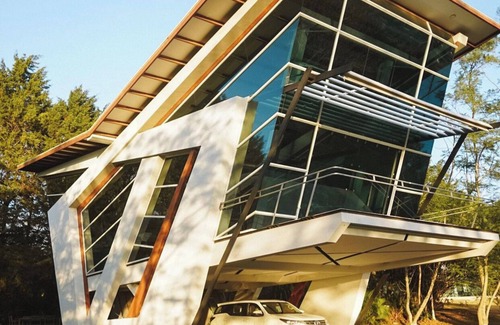 Roble Apartment | Nebulae Loft by Alianz: 2-BR Modern Loft with Jacuzzi &Nature, near SJO Airport