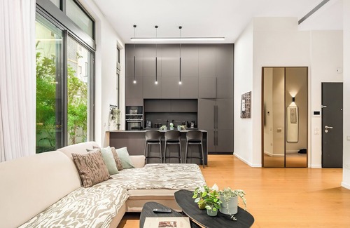 Tel Aviv City Center Apartment | Nechemia's Garden 3BR