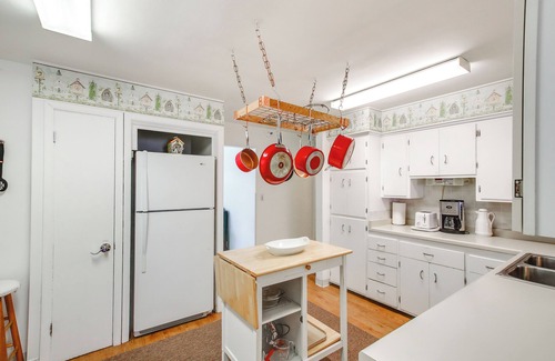 Neenah House | Neenah Home w/Deck: Near Lake Winnebago