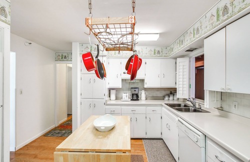 Neenah House | Neenah Home w/Deck: Near Lake Winnebago