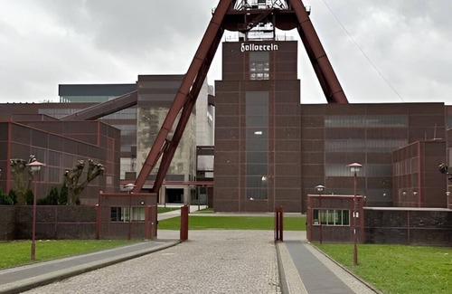 Schonnebeck Apartment | Neighbor of the Zollverein Coal Mine Industrial Complex World Heritage Site! GE2R
