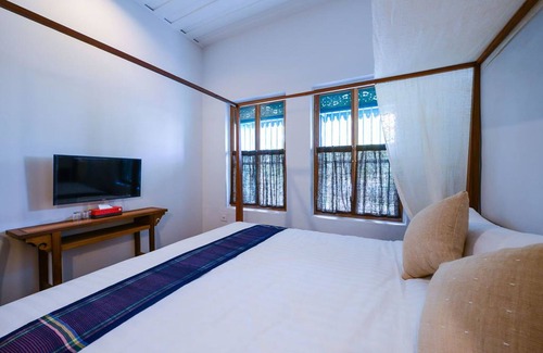 San Chao Pho Suea House | Neighbor Phuthon