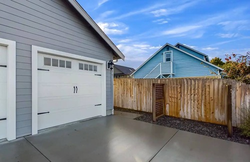 McKinleyville House | Neighborhood Hideaway