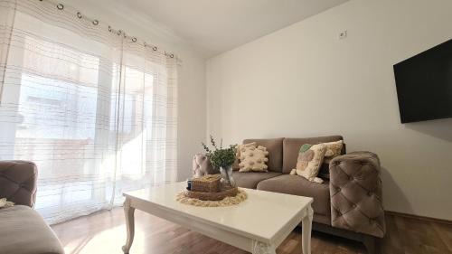 Crno Apartment | Nellie