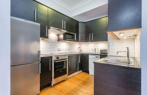 London City Centre Apartment | Nelson's Pad - Trafalgar Square - by Frankie Says