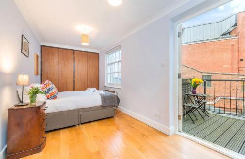 London City Centre Apartment | Nelson's Pad - Trafalgar Square - by Frankie Says