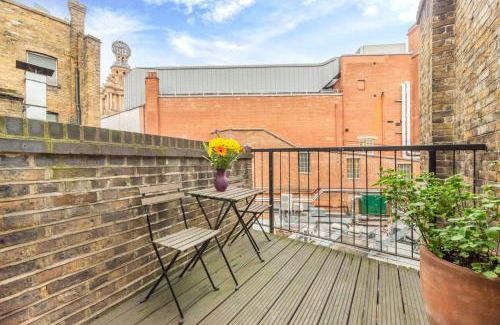 London City Centre Apartment | Nelson's Pad - Trafalgar Square - by Frankie Says