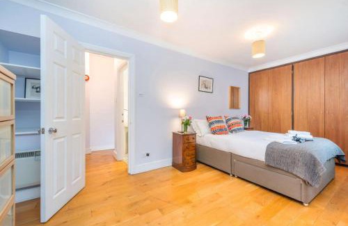 London City Centre Apartment | Nelson's Pad - Trafalgar Square - by Frankie Says