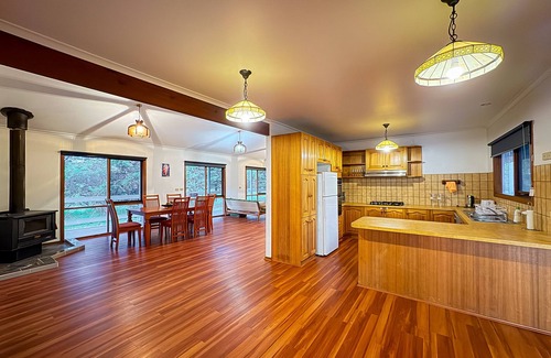 Beveridge House | nEntire Home in Beveridgen10 guests, 4 bedrooms-7beds and 2bathsn