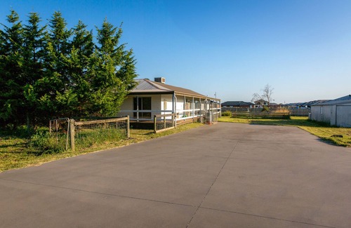 Beveridge House | nEntire Home in Beveridgen10 guests, 4 bedrooms-7beds and 2bathsn