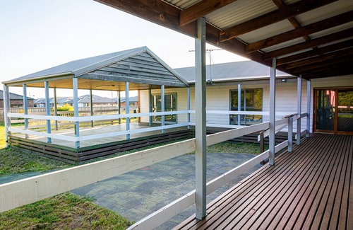 Beveridge House | nEntire Home in Beveridgen10 guests, 4 bedrooms-7beds and 2bathsn