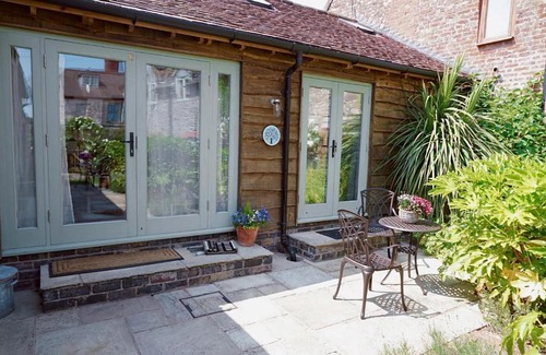 Picklescott House | Nest Holiday Hideaway Dove Cottage-Beautiful Location in the Long Mynd Area of Outstanding Natural Beauty-WHIRLPOOL JACUZZI BATHS!